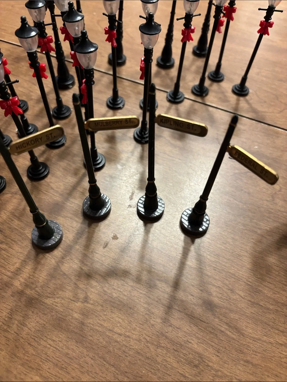Holiday Black Street Lamp Miniatures with Red Bows DO NOT LIGHT UP